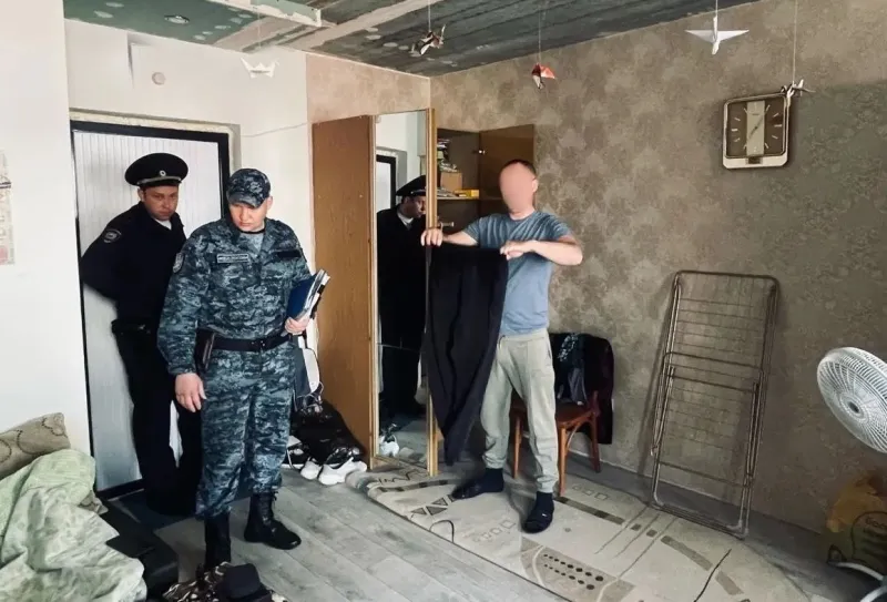 Должника по алиментам обнаружили в шкафу во время рейда приставов
