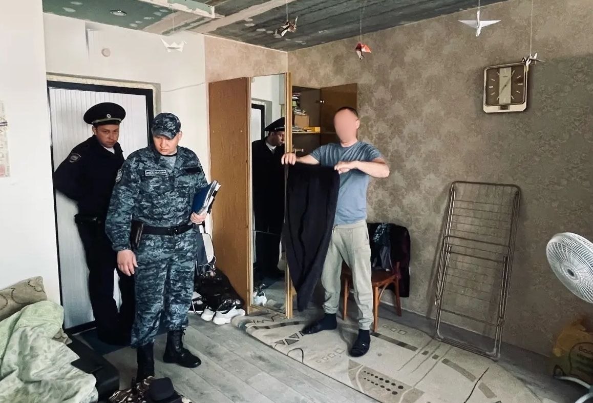 Должника по алиментам обнаружили в шкафу во время рейда приставов
