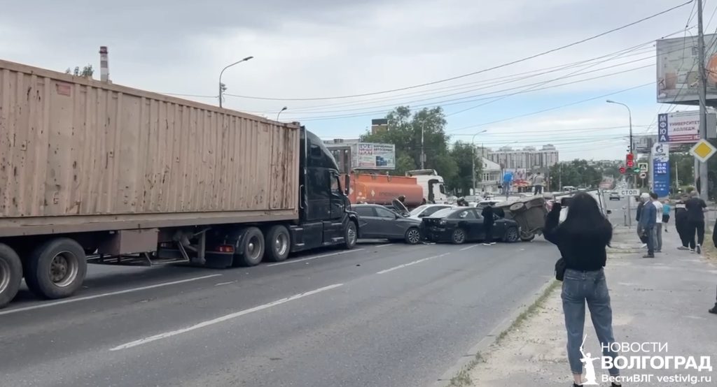 Семь машин разбились на Второй Продольной в Волгограде: движение парализовано