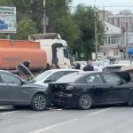 Семь машин разбились на Второй Продольной в Волгограде: движение парализовано
