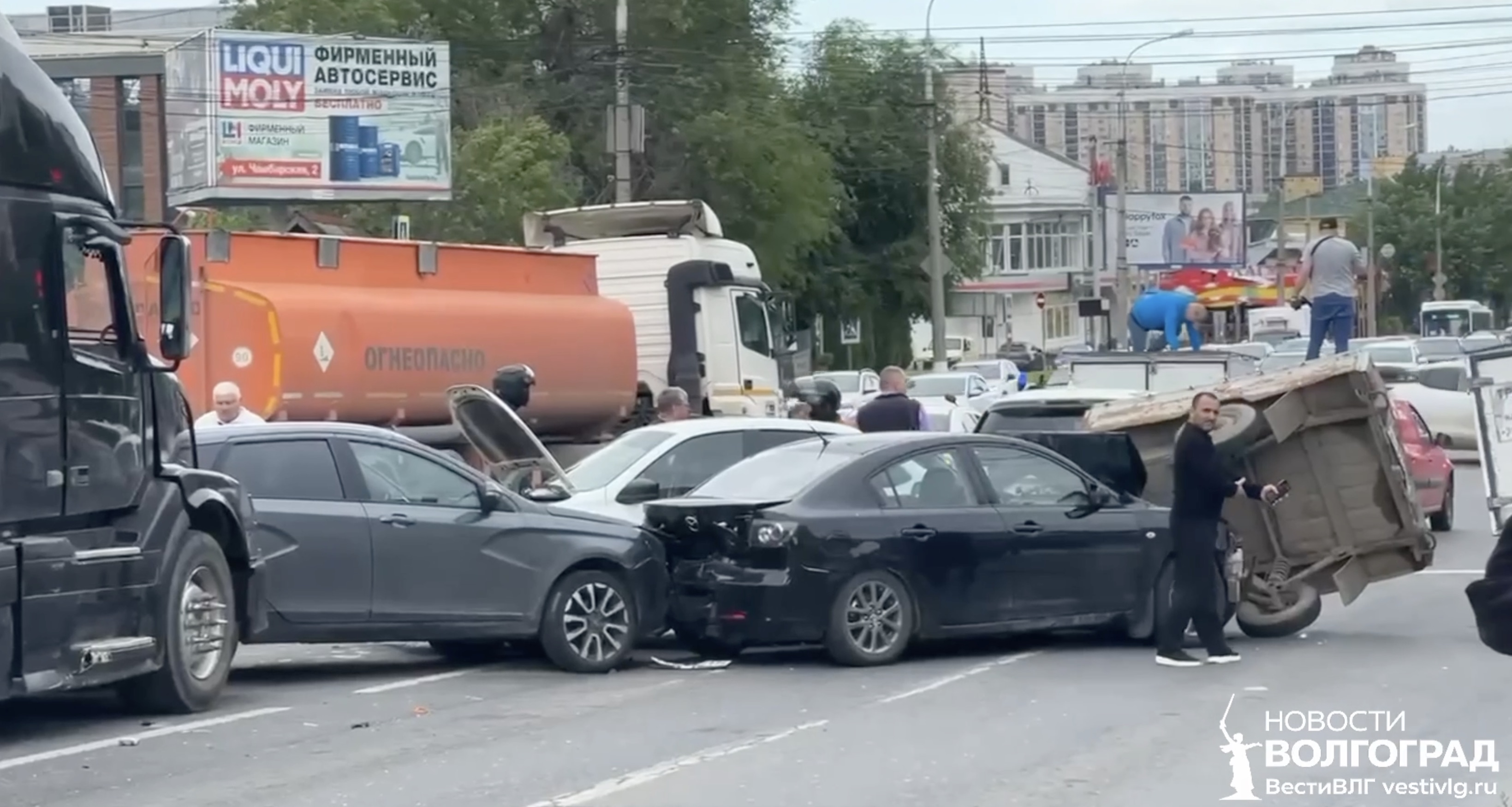 Семь машин разбились на Второй Продольной в Волгограде: движение парализовано