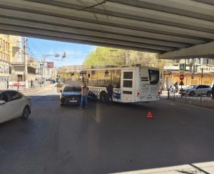 На Коммунистической в Волгограде образовалась пробка после аварии у вокзала