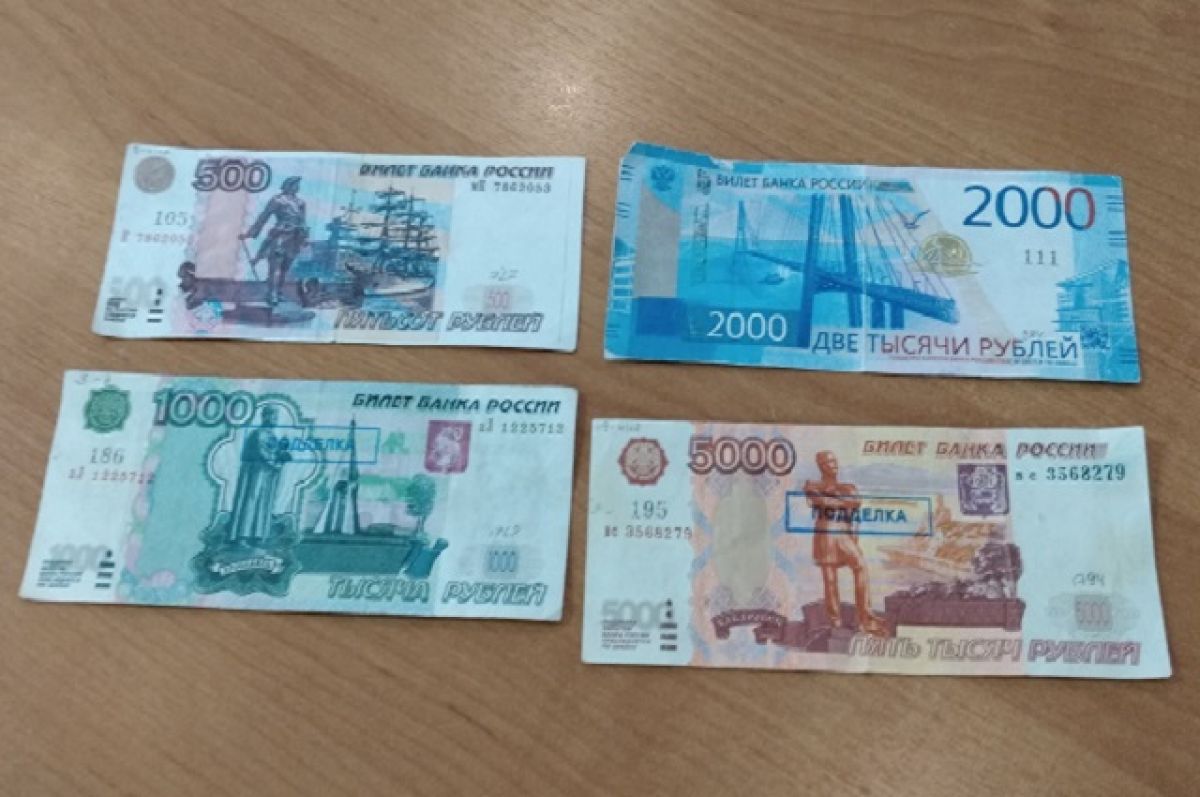 В Волжском мужчина отправил младшего брата с фальшивыми купюрами по магазинам