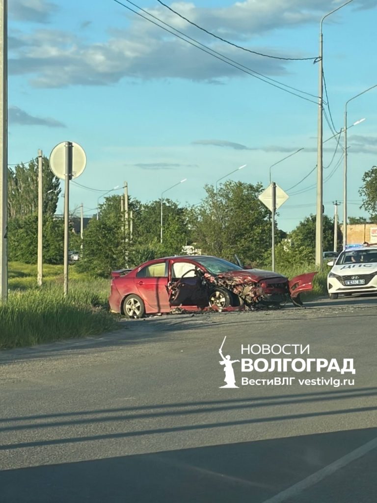 Три человека пострадали в лобовом столкновении Renault и Mitsubishi в Волжском