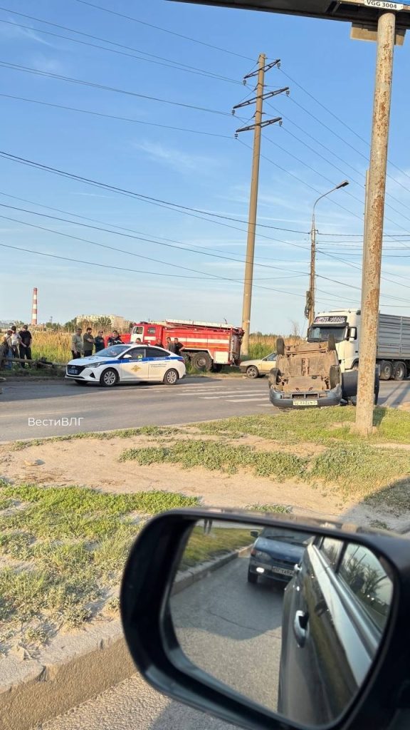 КАМАЗ на боку, легковушка на крыше: серьезное ДТП произошло в Волгограде