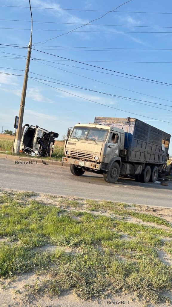 КАМАЗ на боку, легковушка на крыше: серьезное ДТП произошло в Волгограде
