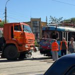 Трамвай и «КАМАЗ» столкнулись у «Гранд Авеню» в Волгограде — движение парализовано