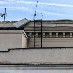 Опасная кровля на крыше ДК ВГС в Волжском рискует упасть на прохожих