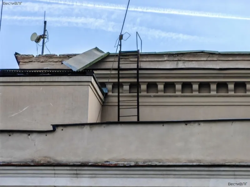 Опасная кровля на крыше ДК ВГС в Волжском рискует упасть на прохожих