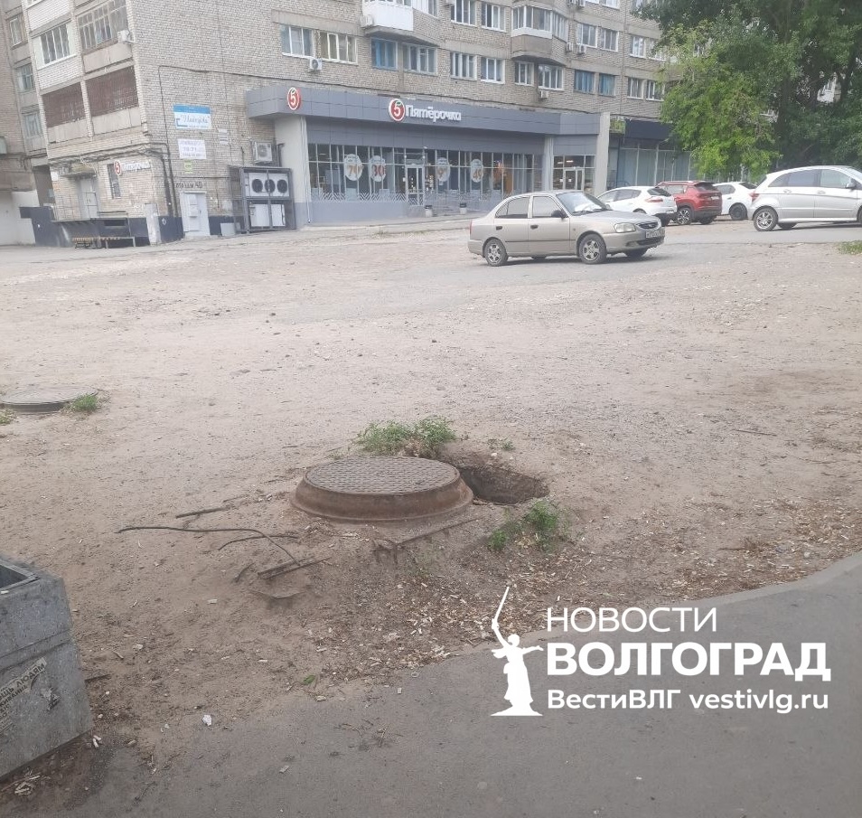 «Никому не нужна»: опасный провал возле остановки на улице Николая Отрады тревожит жителей
