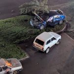 В Волгограде водитель разбил машину после опасного маневра в дождь