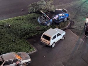 В Волгограде водитель разбил машину после опасного маневра в дождь