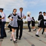 Школьникам Волгограда запретили танцевать выпускной вальс под зарубежные хиты