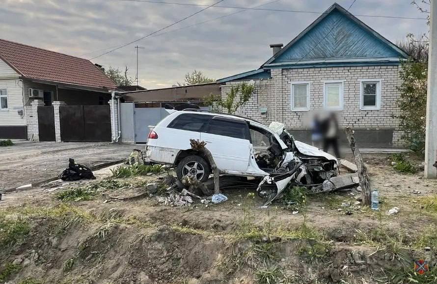 На улице Пожарского в Волгограде иномарка врезалась в столб: погиб 55-летний мужчина