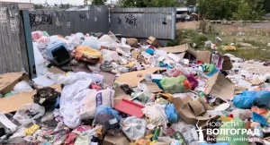 «Гора становится больше»: волгоградцы пожаловались на свалку у жилых домов на Пролетарской