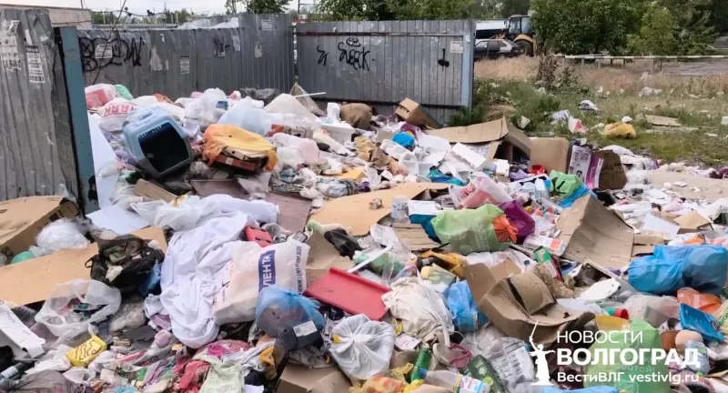 «Гора становится больше»: волгоградцы пожаловались на свалку у жилых домов на Пролетарской
