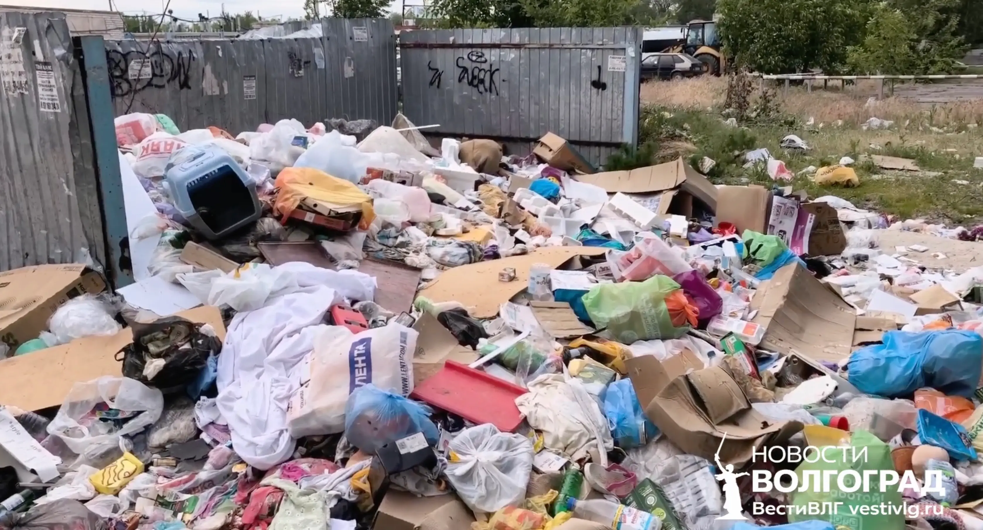 «Гора становится больше»: волгоградцы пожаловались на свалку у жилых домов на Пролетарской
