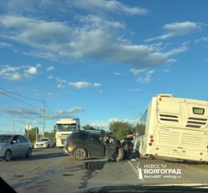 Три человека пострадали в лобовом столкновении Renault и Mitsubishi в Волжском