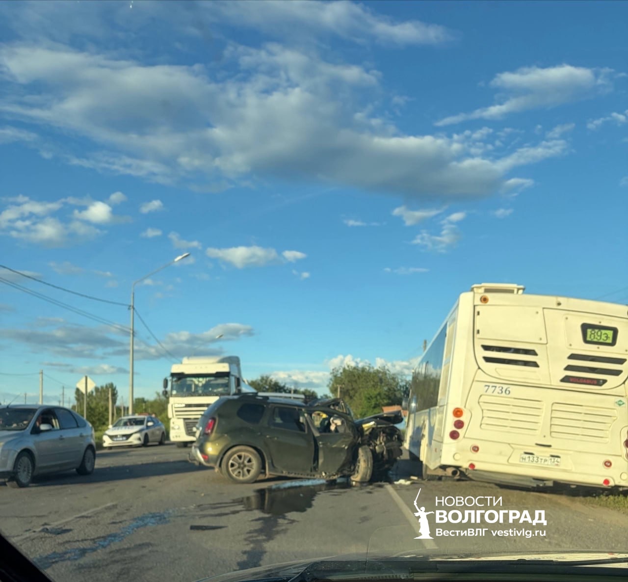Три человека пострадали в лобовом столкновении Renault и Mitsubishi в Волжском