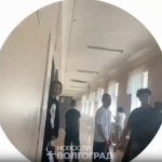 Ученики школы №106 в Волгограде пожаловались на обрушение потолка
