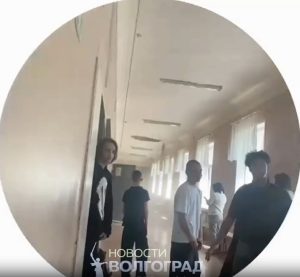 Ученики школы №106 в Волгограде пожаловались на обрушение потолка