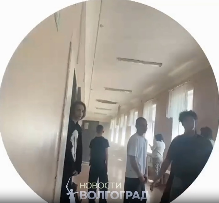Ученики школы №106 в Волгограде пожаловались на обрушение потолка