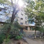 ЧП в Красноармейском районе Волгограда: девушка выпала с пятого этажа дома на улице Фадеева.