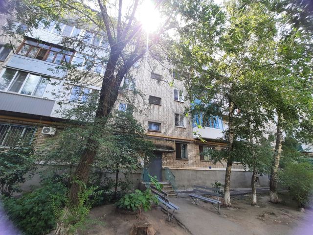 ЧП в Красноармейском районе Волгограда: девушка выпала с пятого этажа дома на улице Фадеева.