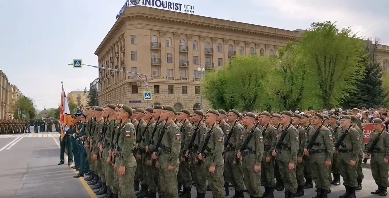 В центре Волгограда стартовал Парад Победы при сотнях зрителей