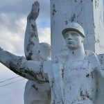 В Дубовке разрушается памятник «Слава труду»: жители возмущены