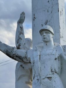 В Дубовке разрушается памятник «Слава труду»: жители возмущены