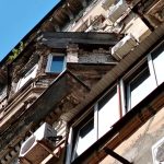 В Волгограде начал рушиться фасад дома на проспекте Ленина