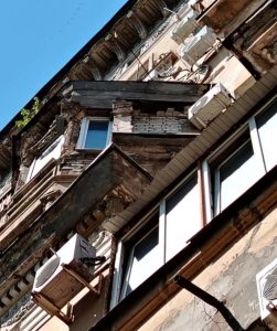 В Волгограде начал рушиться фасад дома на проспекте Ленина