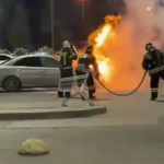 В Волжском на парковке у ТЦ загорелся автомобиль