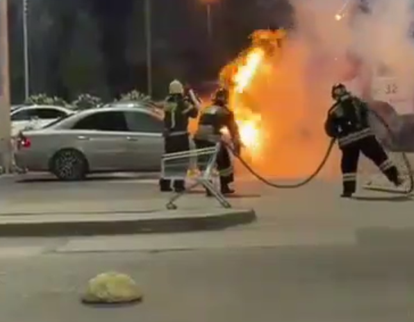 В Волжском на парковке у ТЦ загорелся автомобиль