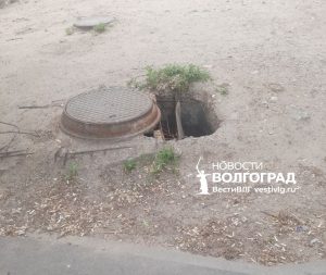 «Никому не нужна»: опасный провал возле остановки на улице Николая Отрады тревожит жителей