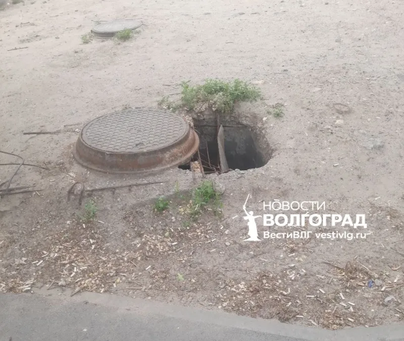 «Никому не нужна»: опасный провал возле остановки на улице Николая Отрады тревожит жителей