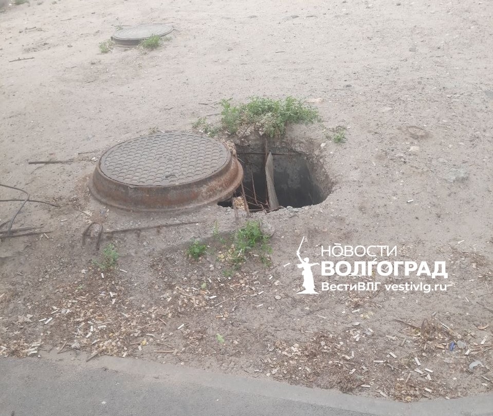 «Никому не нужна»: опасный провал возле остановки на улице Николая Отрады тревожит жителей