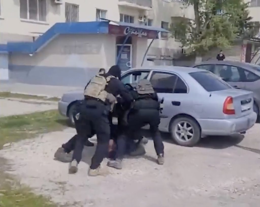 Избиения, угрозы и гаечный ключ: в Волгограде задержали подозреваемых в вымогательстве