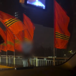 Зумеры сорвали флаг с георгиевской лентой на Астраханском мосту
