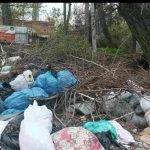 «Заявка в работе»: волгоградцы пожаловались на мусор рядом с детской поликлиникой