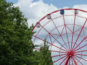 В Волгограде 50-метровое колесо обозрения впервые запустили после монтажа