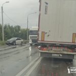 Скорая застряла в заторе: массовая авария парализовала движение на Третьей Продольной