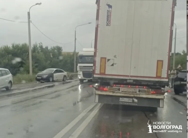 Скорая застряла в заторе: массовая авария парализовала движение на Третьей Продольной