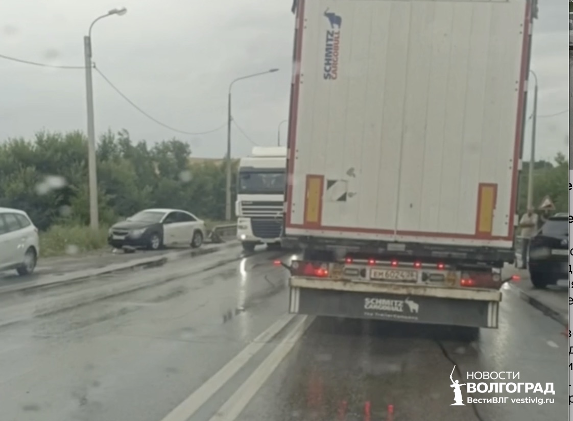 Скорая застряла в заторе: массовая авария парализовала движение на Третьей Продольной