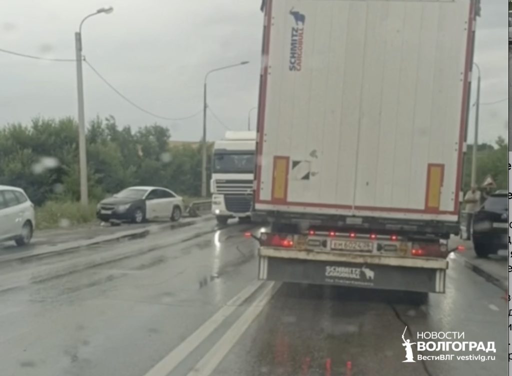 Скорая застряла в заторе: массовая авария парализовала движение на Третьей Продольной