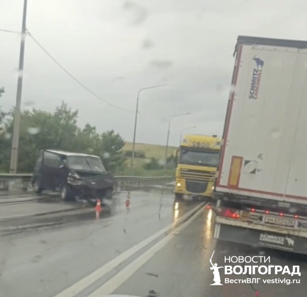 Скорая застряла в заторе: массовая авария парализовала движение на Третьей Продольной