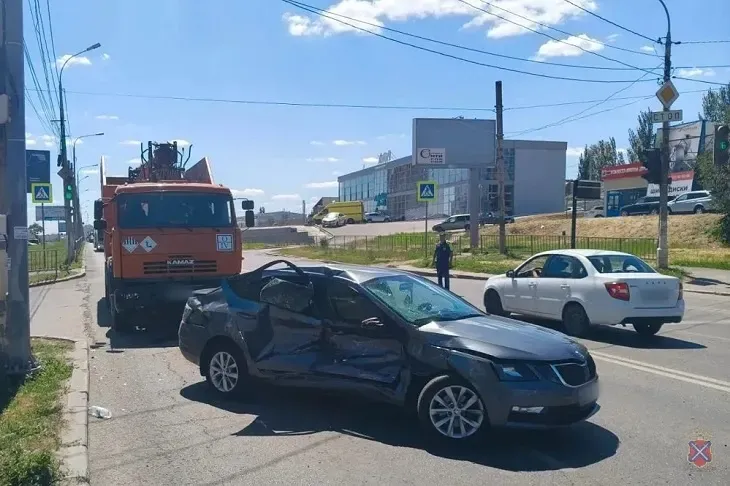 ДТП в Краснооктябрьском районе Волгограда: столкновение Skoda и КАМАЗа, пострадали 4 человека