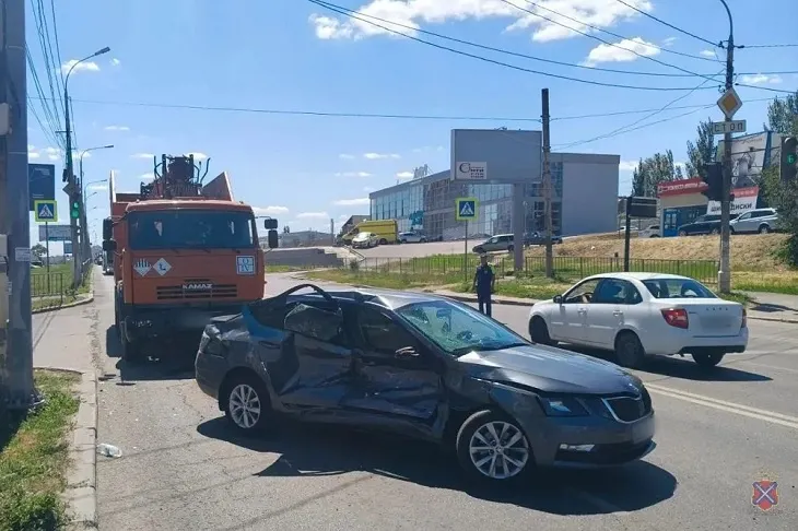 ДТП в Краснооктябрьском районе Волгограда: столкновение Skoda и КАМАЗа, пострадали 4 человека