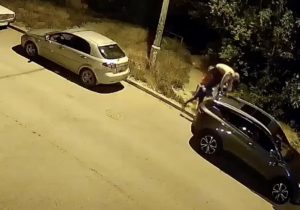 На улице Колумба в Волгограде неизвестный залезал на машины и повредил их